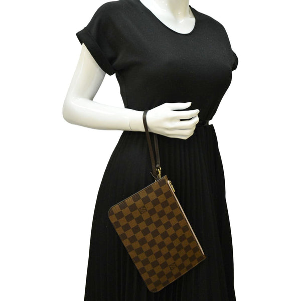 LOUIS VUITTON Neverfull Damier Ebene Pochette Wristlet Pouch Rose Ballerine