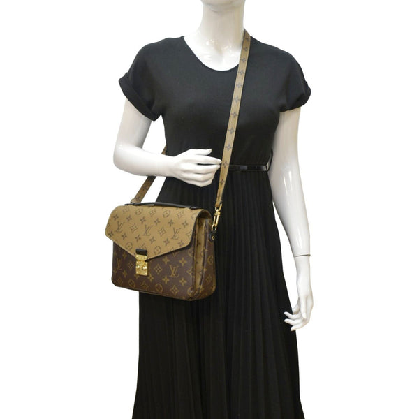 LOUIS VUITTON Metis Pochette Reverse Monogram Canvas Crossbody Bag Brown