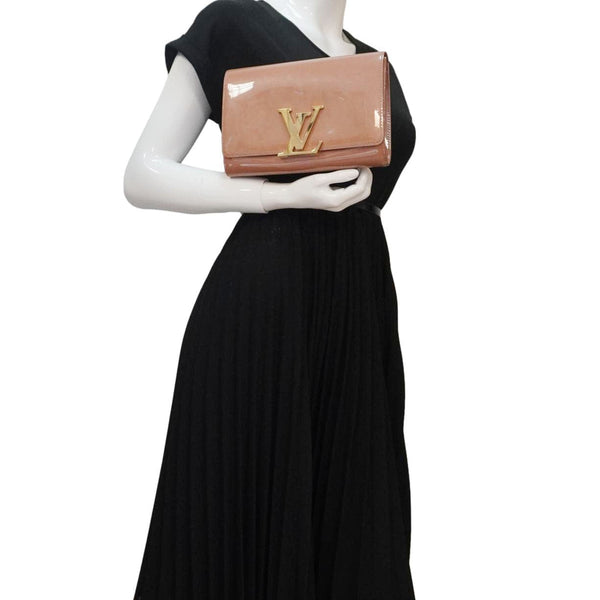 LOUIS VUITTON Louise Vernis Clutch in Tan - Model Carrying