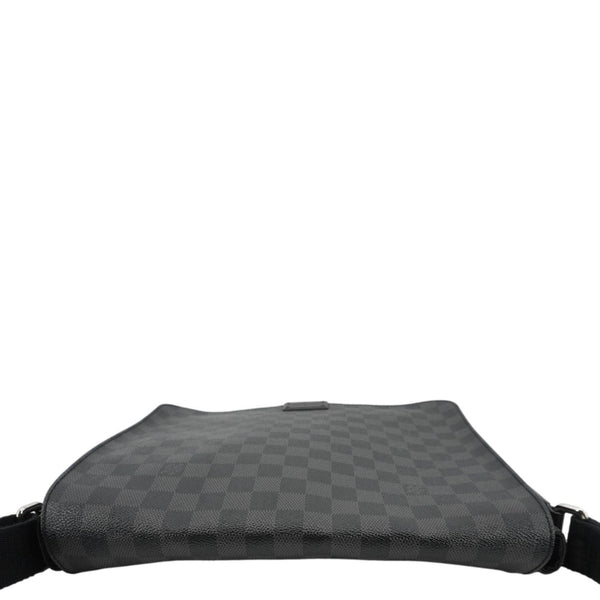 LOUIS VUITTON District Messenger Damier Graphite Messenger Bag Black