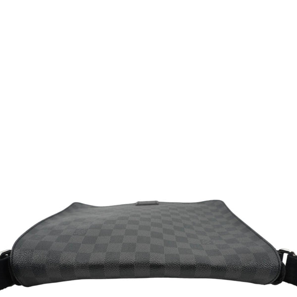 LOUIS VUITTON District Messenger Damier Graphite Messenger Bag Black