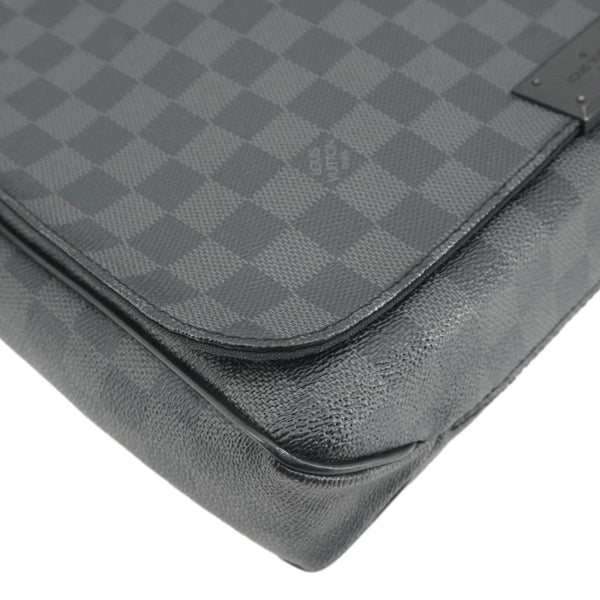 LOUIS VUITTON District Messenger Damier Graphite Messenger Bag Black