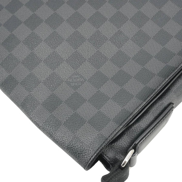 LOUIS VUITTON District Messenger Damier Graphite Messenger Bag Black