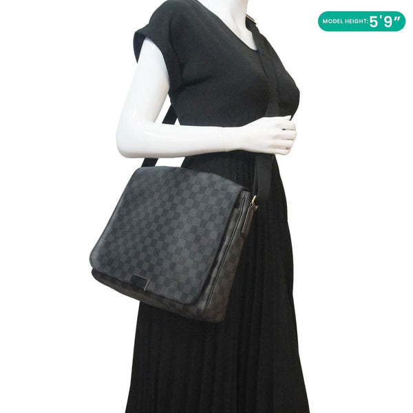 LOUIS VUITTON District Messenger Damier Graphite Messenger Bag Black