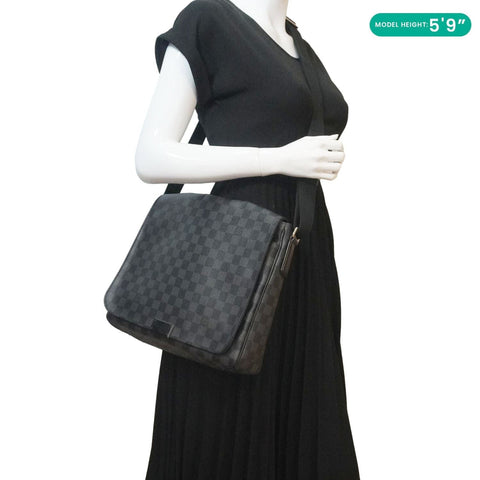LOUIS VUITTON District Messenger Damier Graphite Messenger Bag Black