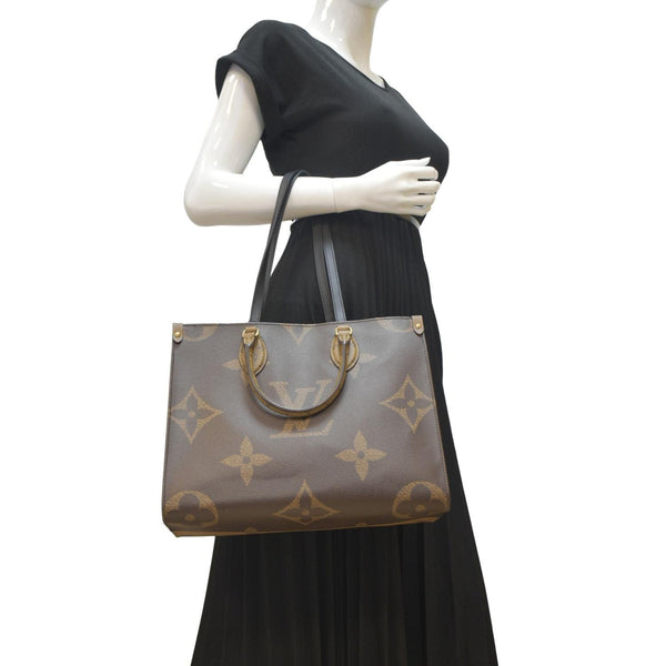 LOUIS VUITTON Onthego MM Giant Monogram Canvas Tote Shoulder Bag Brown