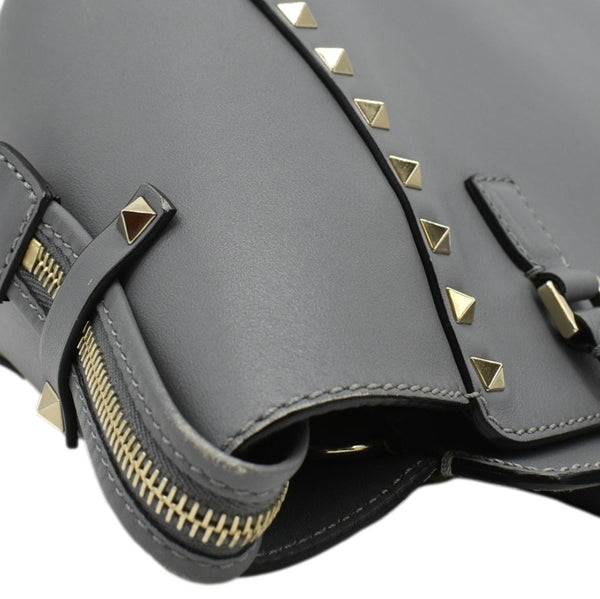 VALENTINO GARAVANI Rockstud Medium Shoulder Bag Dark Greyium Leather right upper corner look