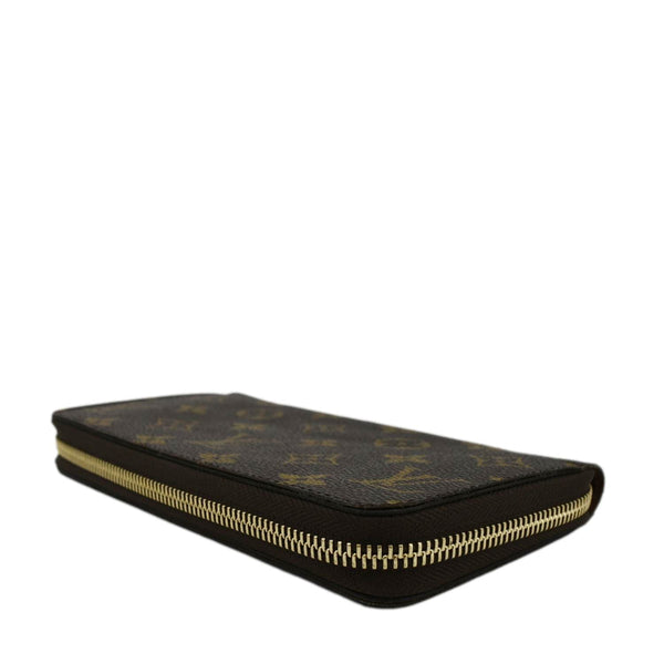 LOUIS VUITTON Monogram Canvas Zippy Wallet Brown corner look