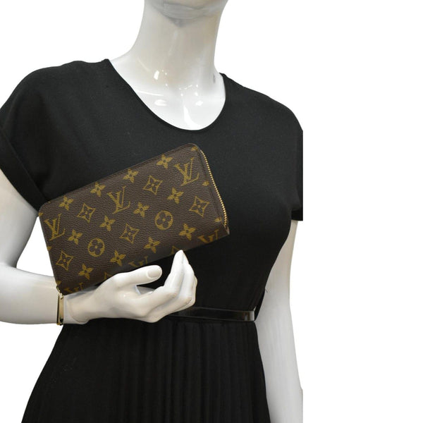 LOUIS VUITTON Monogram Canvas Zippy Wallet Brown dummy look