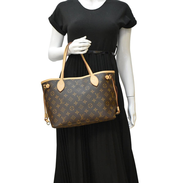 LOUIS VUITTON Neverfull PM Tote Bag Fuchsia dummy look