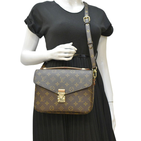 LOUIS VUITTON Metis Pochette Monogram Canvas Crossbody Bag Brown