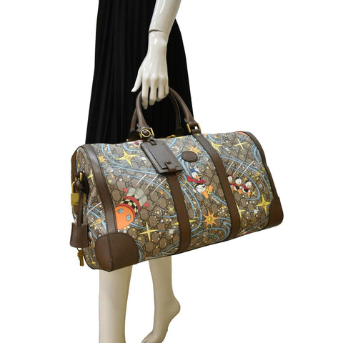 GUCCI Disney x Donald Duck GG Supreme Canvas Duffle Travel Bag Beige dummy look