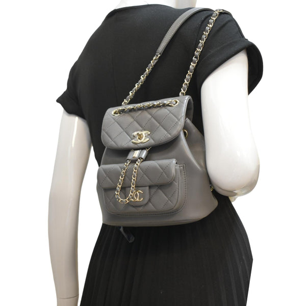CHANEL Gray leather bucket bag with gold chain