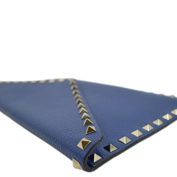 VALENTINO Garavani Rockstud Grainy Envelope Pouch Blue