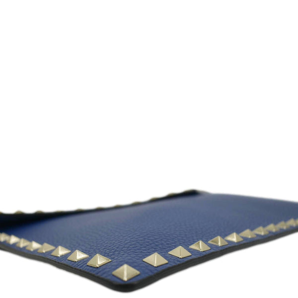VALENTINO Garavani Rockstud Grainy Envelope Pouch Blue