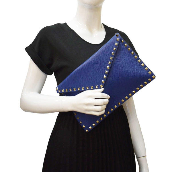 VALENTINO Garavani Rockstud Grainy Envelope Pouch Blue