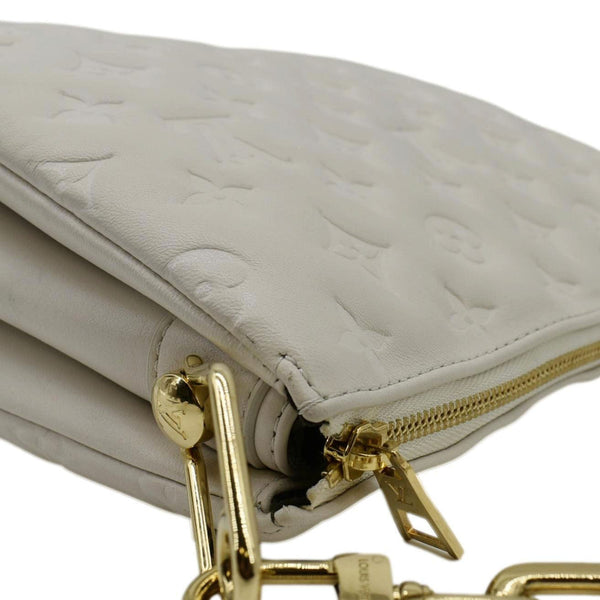 LOUIS VUITTON Creme Shoulder Bag upper right side look