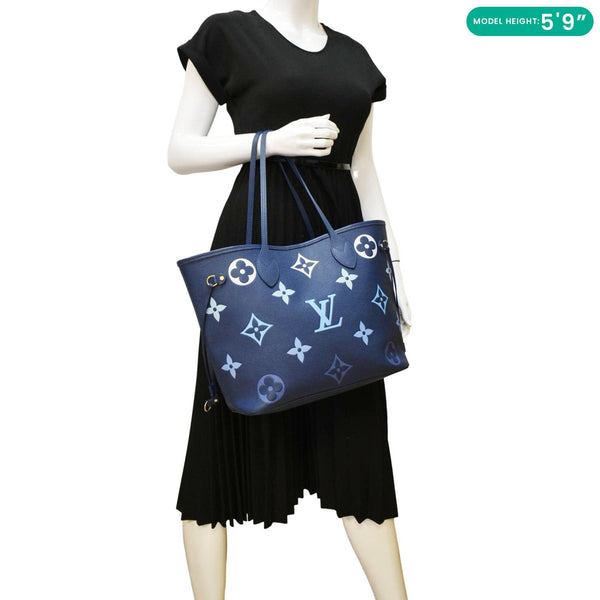 LOUIS VUITTON Neverfull MM Tote Bag Gradient Blue dummy look