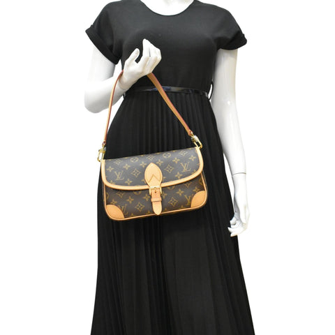 LOUIS VUITTON Brown Shoulder Bag dummy look