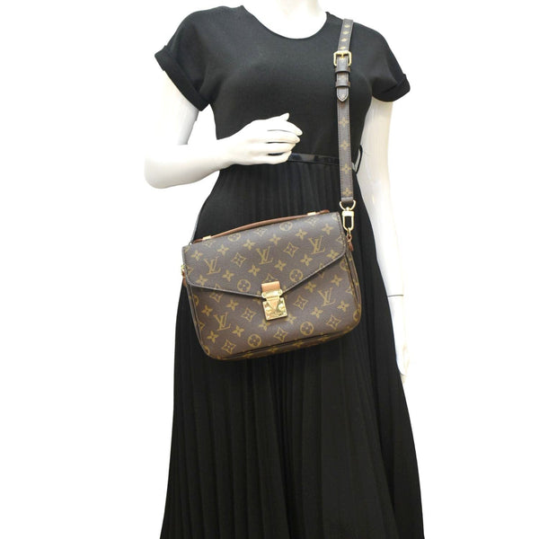 LOUIS VUITTON Metis Pochette Monogram Canvas Crossbody Bag Brown
