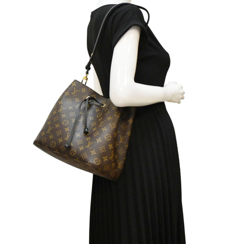 LOUIS VUITTON Neonoe Monogram Canvas Black Shoulder Bag dummmy look