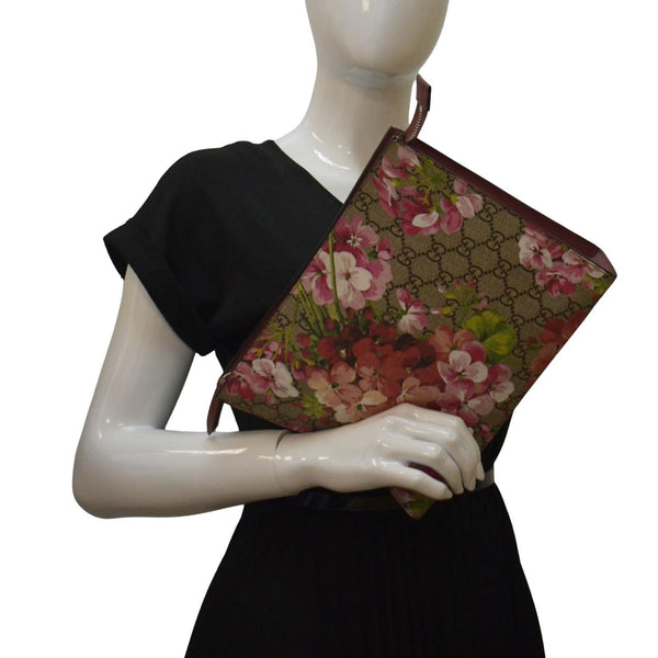 GUCCI GG Supreme Monogram Bloom bag Multicolor/Dry Rose with body view