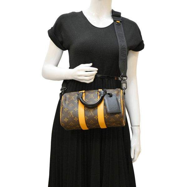 LOUIS VUITTON Keepall 25 Bandouliere Monogram Crossbody Bag Brown dummy look