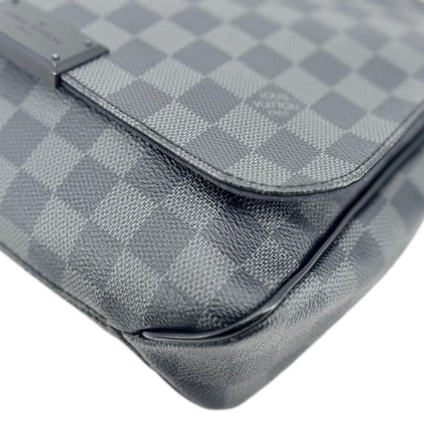 LOUIS VUITTON District MM Damier Graphite Messenger Bag Black