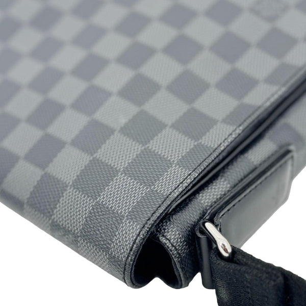LOUIS VUITTON District MM Damier Graphite Messenger Bag Black