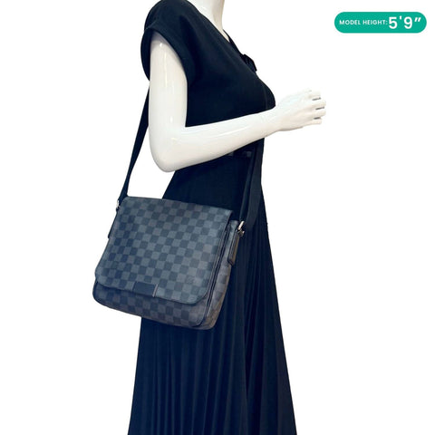 LOUIS VUITTON District MM Damier Graphite Messenger Bag Black