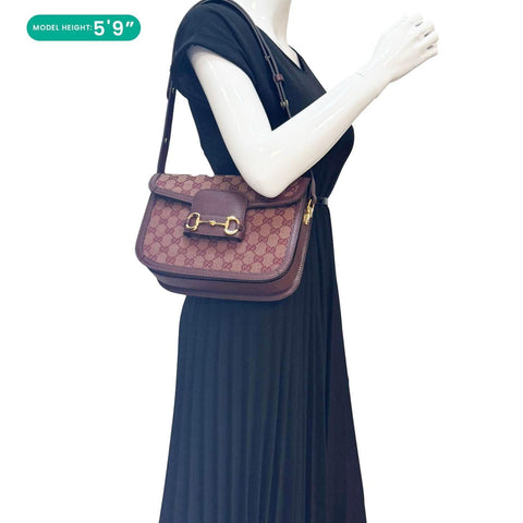 GUCCI Horsebit 1955 Medium Sahara Rubino GG Supreme Canvas Shoulder Bag - Model Carrying