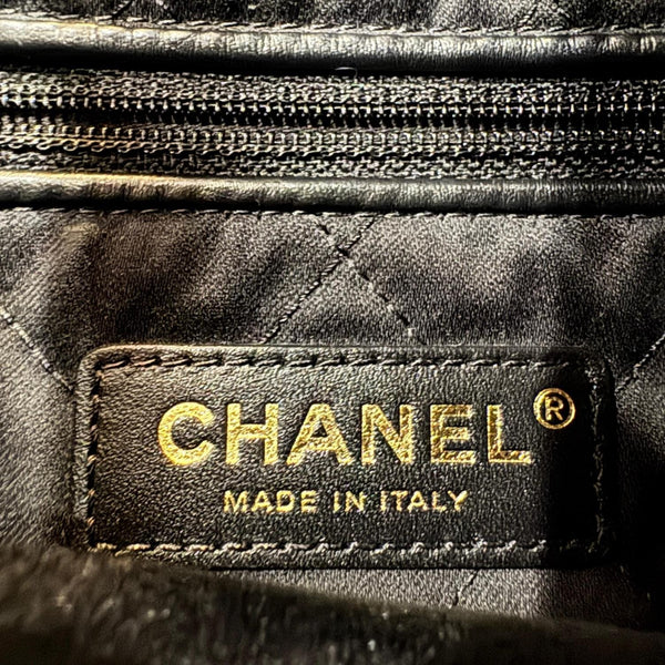 CHANEL 22 Quilted Calfskin Shiny Leather Shoulder Bag Black