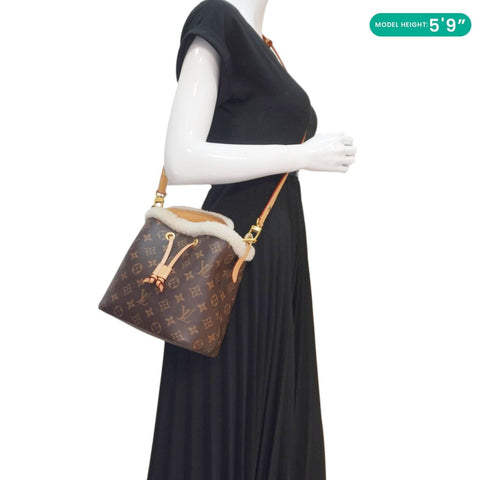 LOUIS VUITTON Neonoe BB Brown Shoulder Bag - Model Carrying