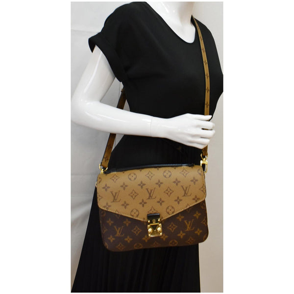 LOUIS VUITTON Metis Pochette Reverse Monogram Canvas Crossbody Bag Brown