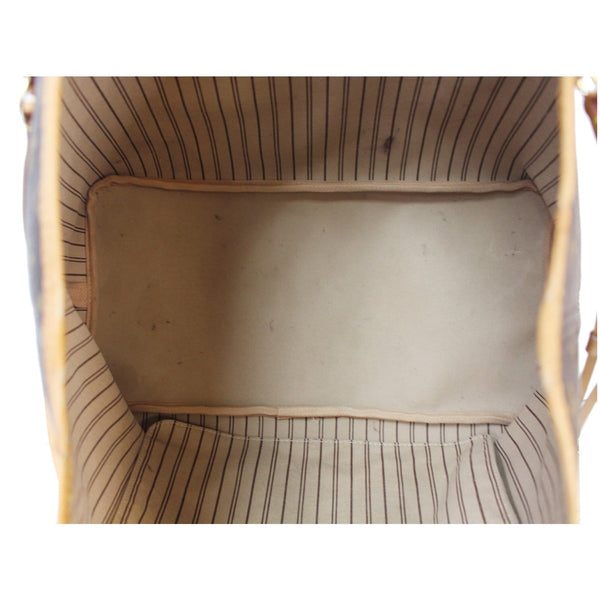 roomy interior Louis Vuitton Neverfull GM Tote Bag