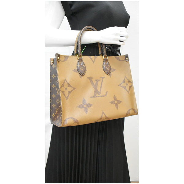 LOUIS VUITTON Onthego GM Giant Monogram Canvas Tote Shoulder Bag Brown