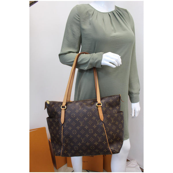 LOUIS VUITTON Totally MM Monogram Canvas Shoulder Bag Brown