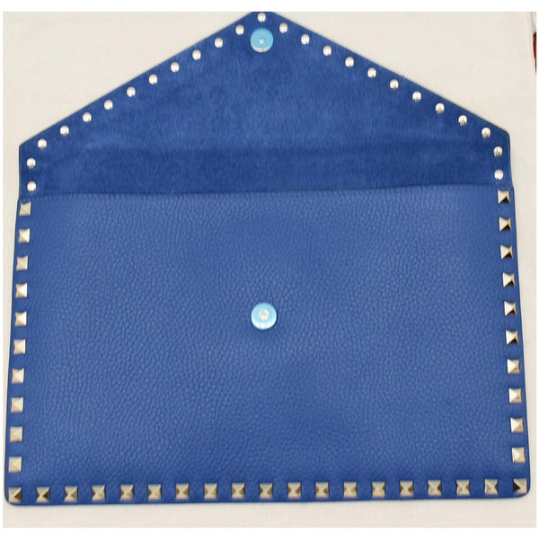 VALENTINO Garavani Rockstud Grainy Envelope Pouch Blue