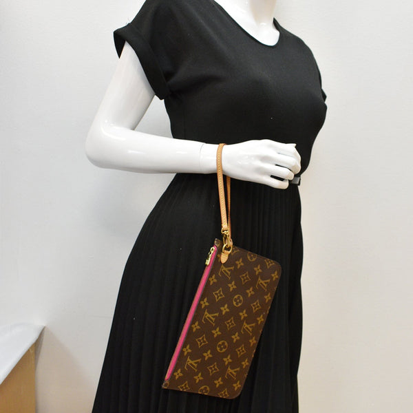 LOUIS VUITTON Neverfull Monogram Canvas Pochette Wristlet Pouch Brown