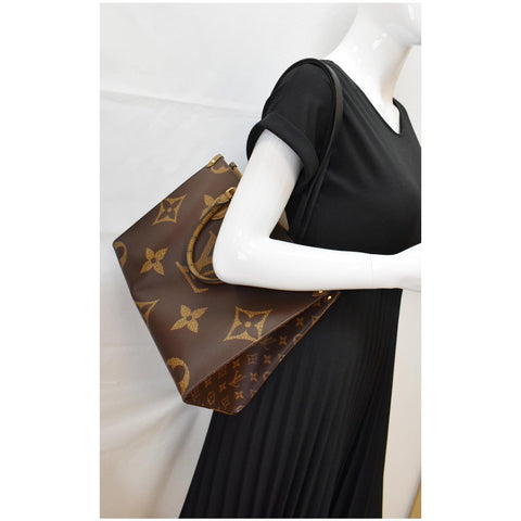 LOUIS VUITTON Onthego MM Giant Monogram Canvas Tote Shoulder Bag Brown