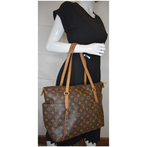 LOUIS VUITTON Totally MM Monogram Canvas Shoulder Bag Brown
