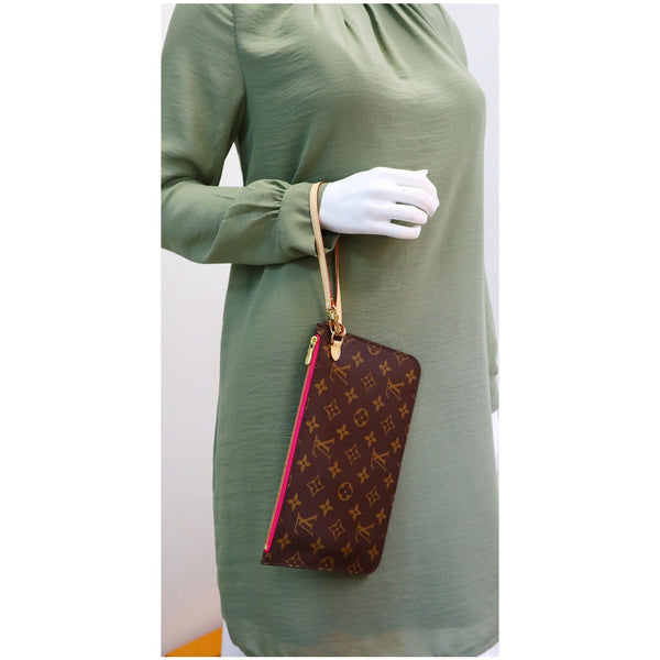 Louis Vuitton Pochette Neverfull MM Monogram Canvas Bag in hand look