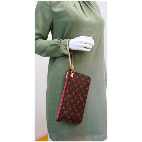 Louis Vuitton Pochette Neverfull MM Monogram Canvas Bag in hand look