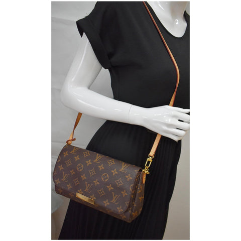 Louis Vuitton Favorite MM Monogram Canvas Crossbody Bag