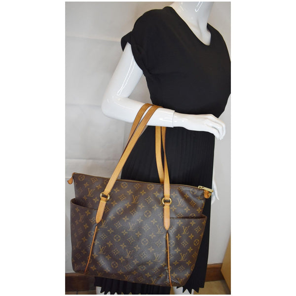 LOUIS VUITTON Totally MM Monogram Canvas Shoulder Bag Brown