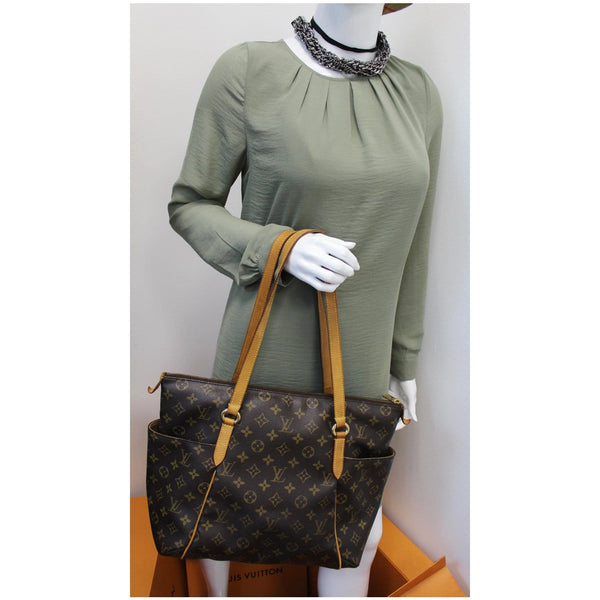 Louis Vuitton Totally MM Monogram Canvas Shoulder Bag for women