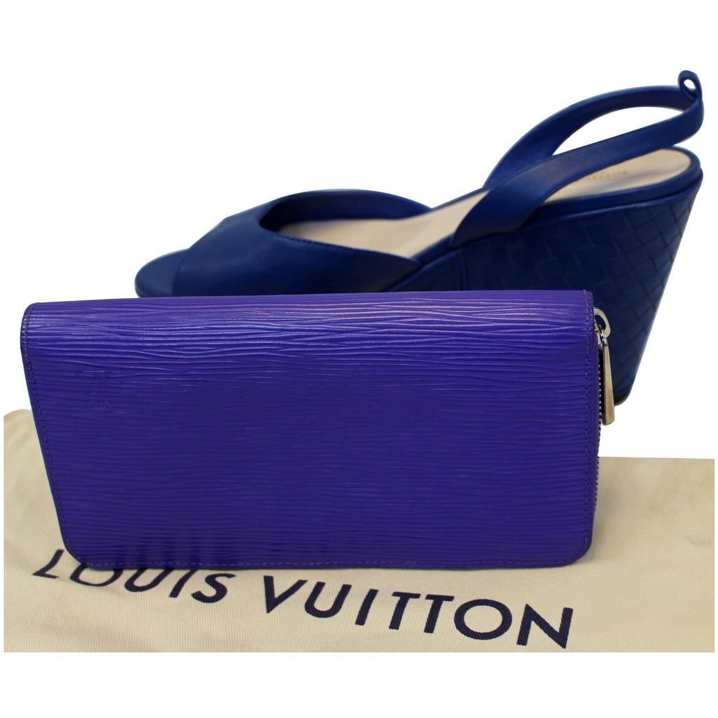 Second Hand Louis Vuitton Myrtille Blue Epi Leather Pochette