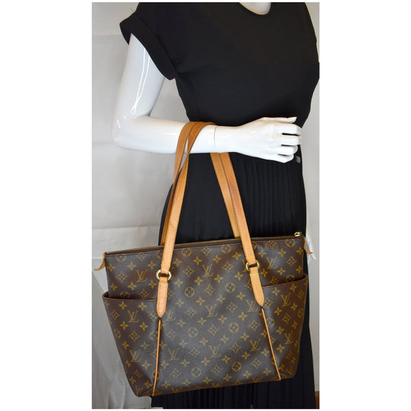 Louis Vuitton Totally MM Monogram Canvas Handbag
