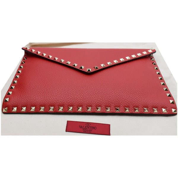 VALENTINO Garavani Rockstud Grainy Envelope Pouch Red