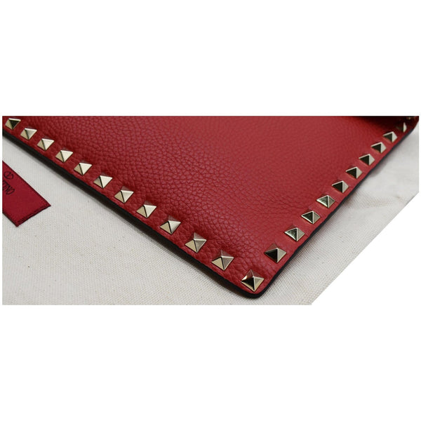 VALENTINO Garavani Rockstud Grainy Envelope Pouch Red